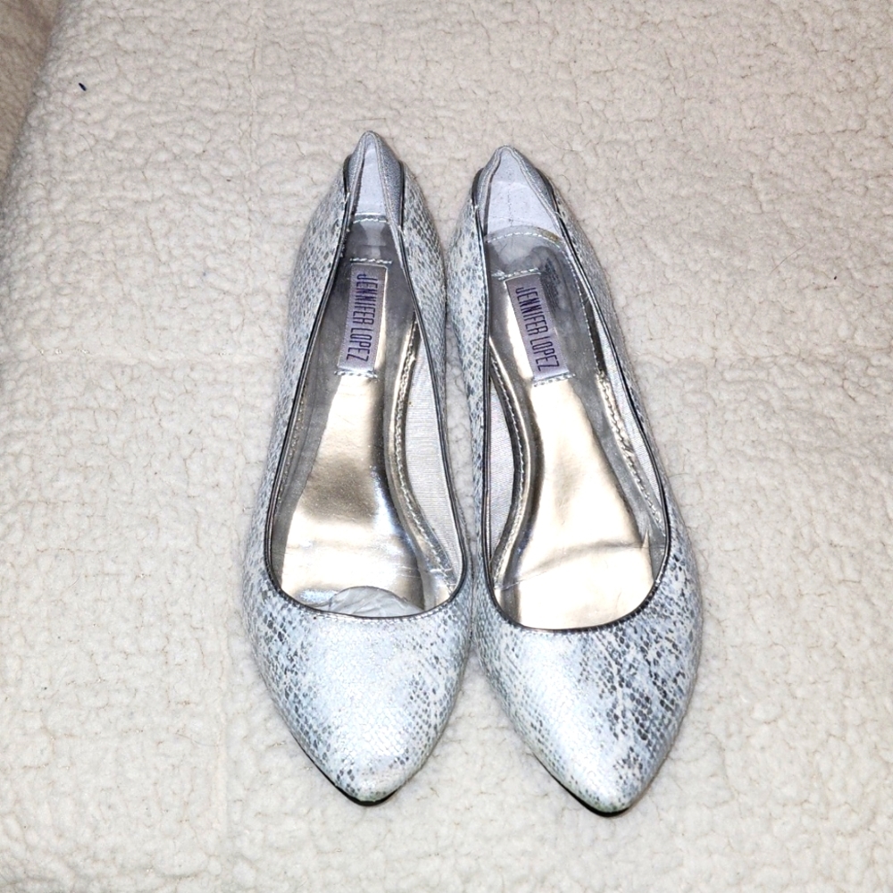 Jennifer Lopez Silver flats